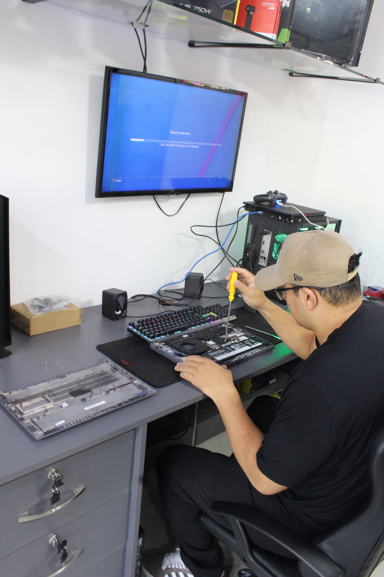 Técnico da Connect's Imports realizando manutenção em um notebook